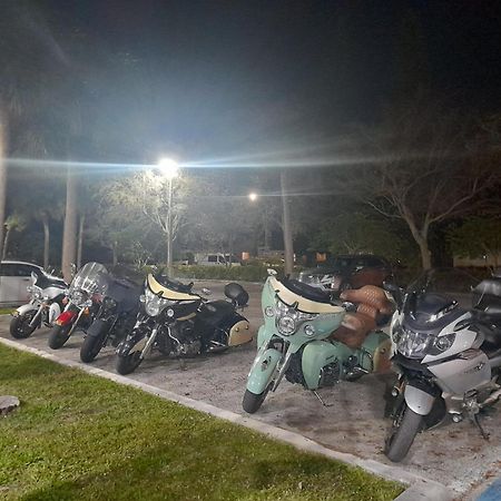 达尼亚/劳德代尔堡机场速8汽车旅馆 戴尼亚 外观 照片